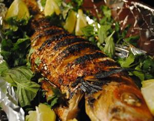 Bagt fisk med rosmarin og grøntsager