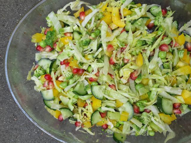 Frisk salat med granatæble